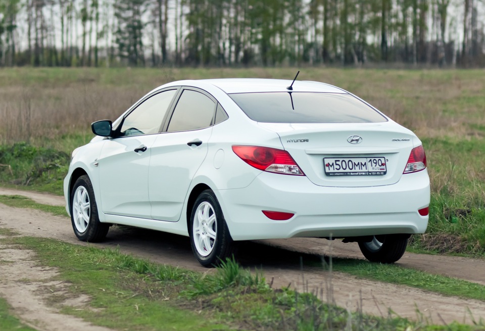 Авито краснодарский край солярисы. Белый Hyundai Solaris, 2011. Хендай Солярис 2011 белый. Хендай Солярис 2013 белый седан. Хендай Солярис седан белый.