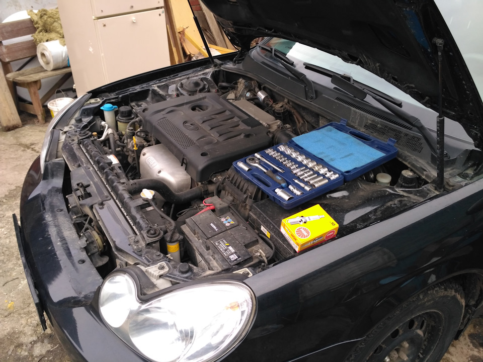 Замена свечей зажигания — Hyundai Sonata IV (EF), 2 л, 2007 года ...
