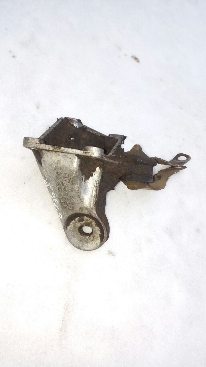 опора 853399114 — Audi Cabriolet (B4). Запчасти на фото: 853399114