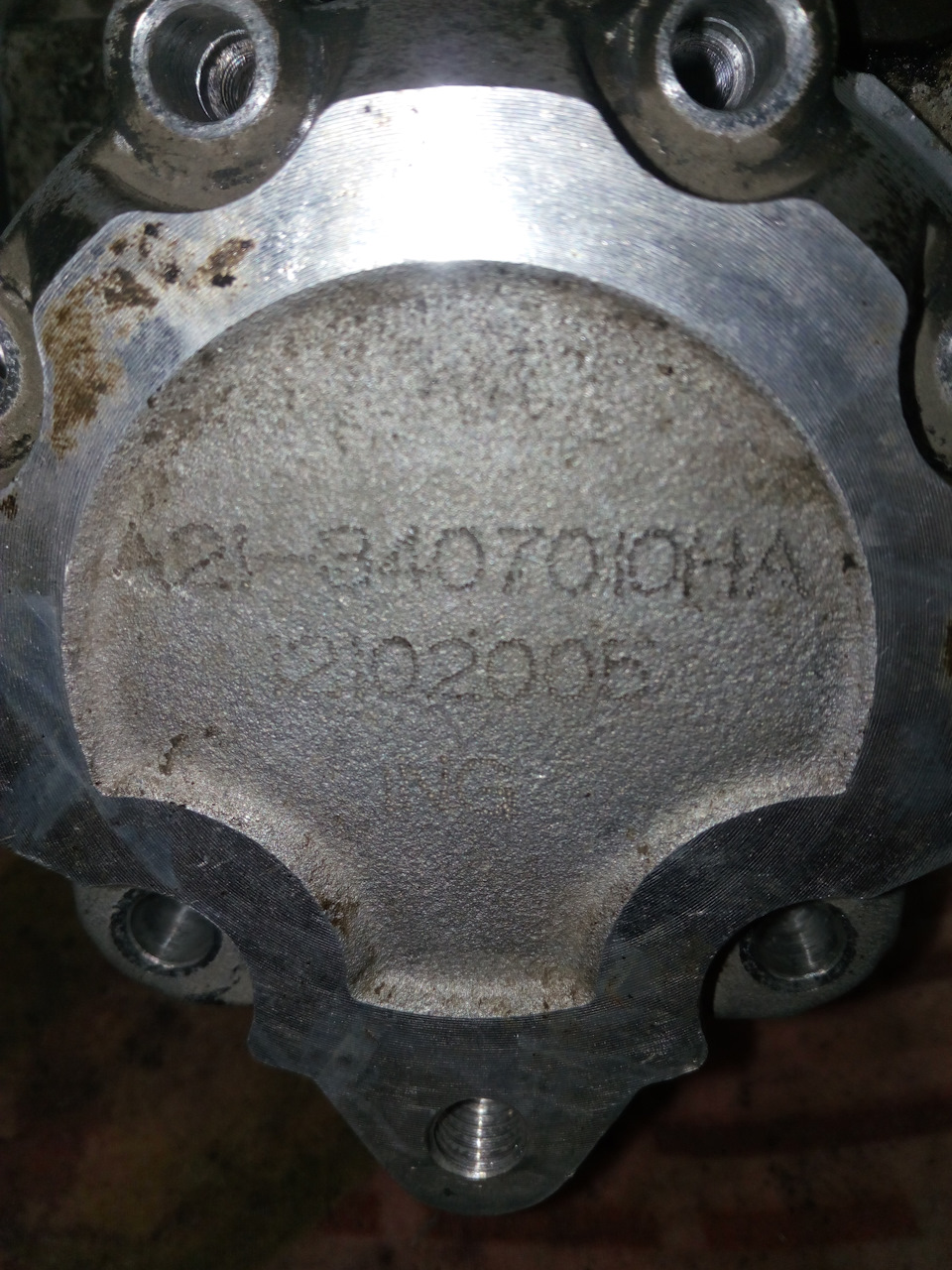 фото задней крышки (на случай, если кому нужен артикул насоса) — Chery A13