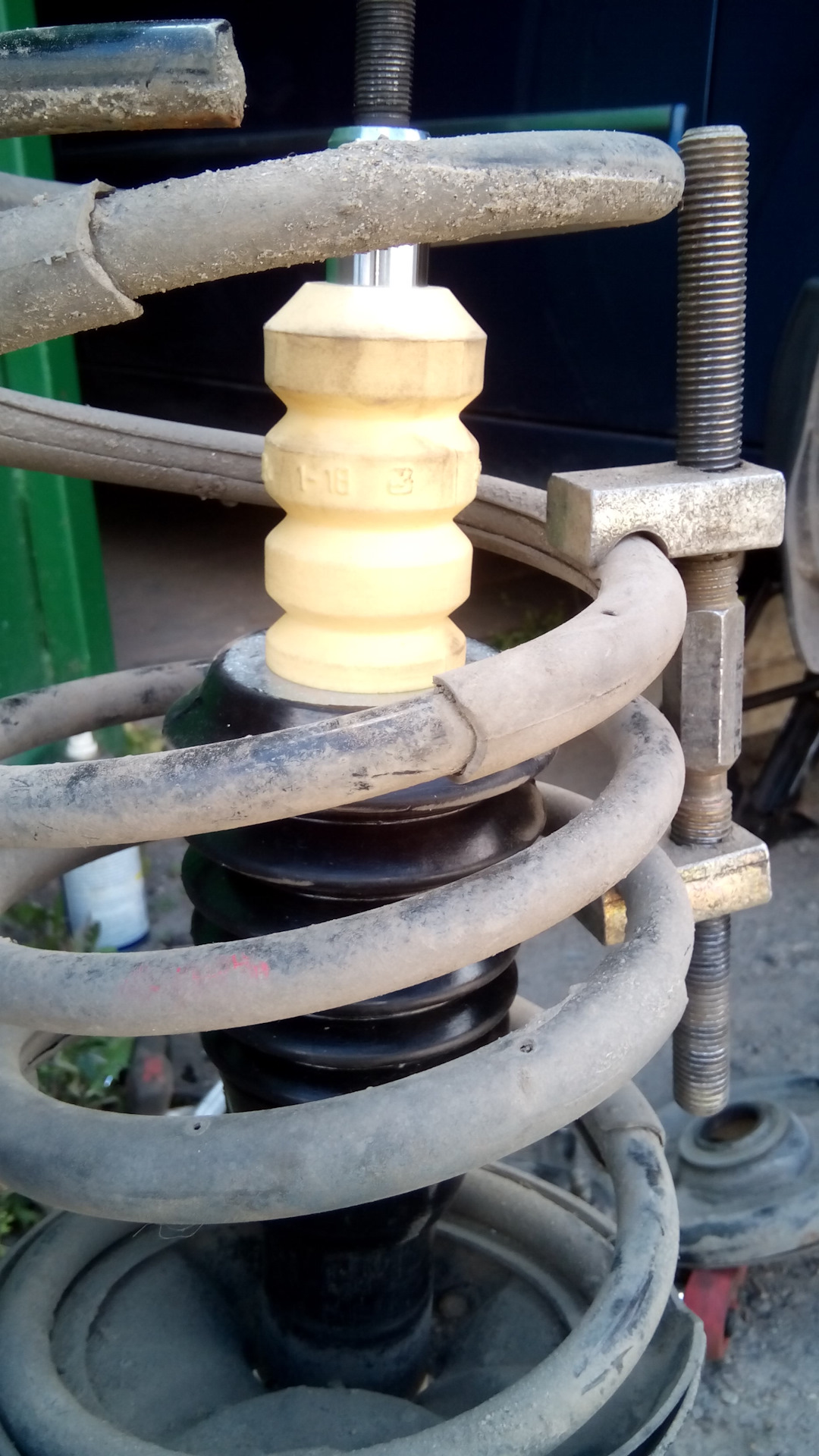 Пыльник отбойник передней стойки ланос. Чери амулет снятое правое переднее колесо фото. Передние стойки на черри амулет. Передние стойки чери кимо. Задние амортизаторы чери амулет.