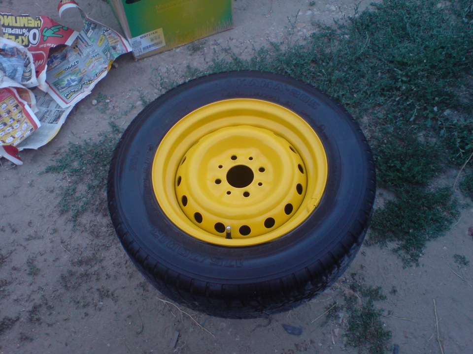 розово желтые штамповки. диски штампы ваз 2106. разноцветные штампованные диски. штампы от 2106 на ваз 2114. желтые штампы.