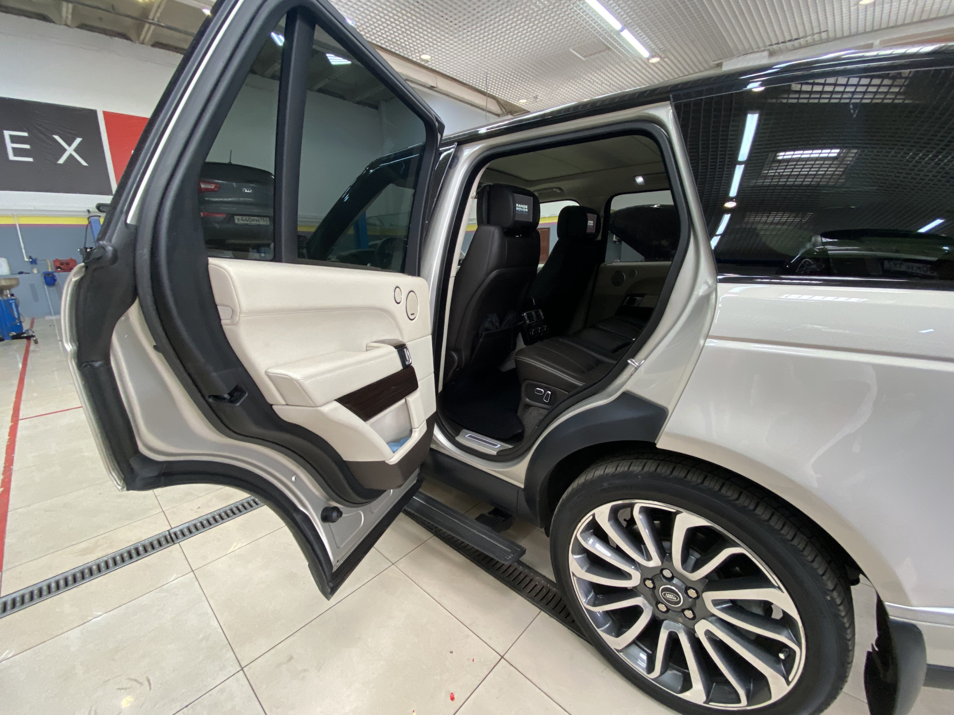 Двери range. Range Rover 405 2020 обивка двери. Range Rover 6 Doors. Двери ВАЗ Рендж Ровер. Плавное закрытие двери Рендж Ровер 405