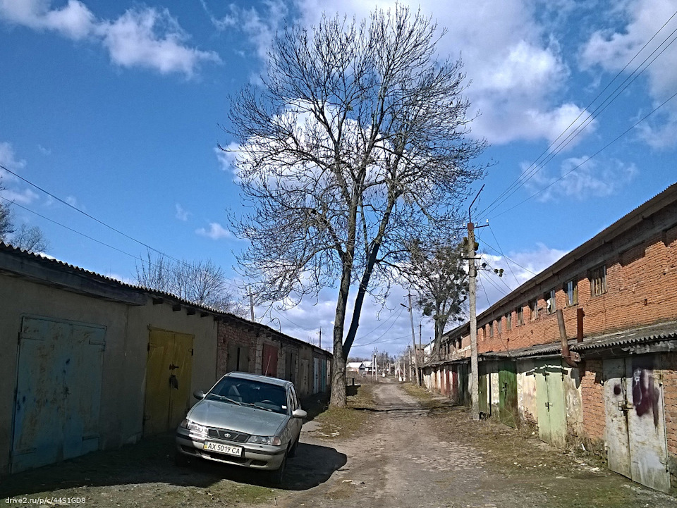 Дэу нексия вытек антифриз. 2ea3251s 960. Дэу нексия вытек антифриз фото. Дэу нексия вытек антифриз-2ea3251s 960. картинка Дэу нексия вытек антифриз. картинка 2ea3251s 960. В общем, началось все с того, когда решил я газовый фильтр поменять…Новый фильтр лежал в машине (у меня всегда собой есть запасной). Приехал я на работу и начал откручивать корпус…Первые два открутились спокойно, а вот с третьим пришлось повозиться. Во-первых от закипел, а во вторых грани его слизались. Восьмигранник просто проскальзывал…В ход пошли плоскогубцы, отвертки и все что под руку попадется. В итоге я его сорвал при помощи большой отвертки и молотка. Просто стал вбивать отвертку сбоку болта и тем самым сорвал его…Снял крышку, выкинул картридж, продул и протер все внутри. Поставил новый картридж и затянул болты, а вместо сорванного поставил обычный. Когда пустил газ и баллона, то у меня образовалась течь. Перекрыл снова, поменял местами болты, и затянул…