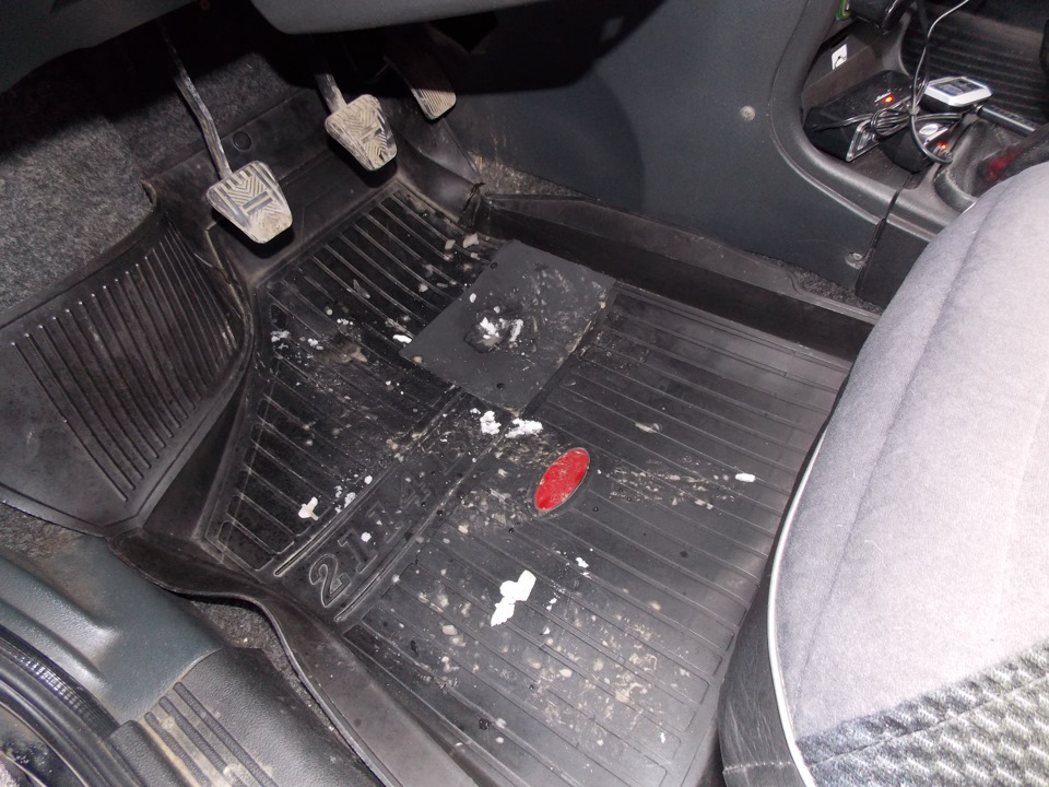 подпятник на коврик салона водительский — Lada 2114, 1,6 л, 2008 года ...