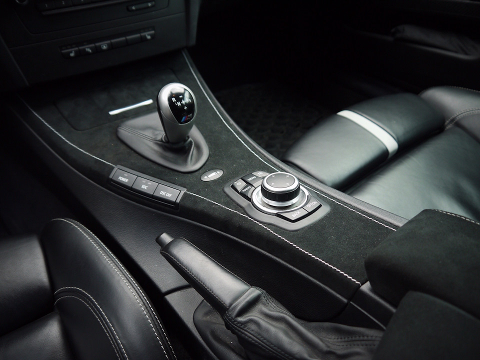 BMW M3 E92 — Перетяжка руля, консоли и подлокотника в алькантару ...