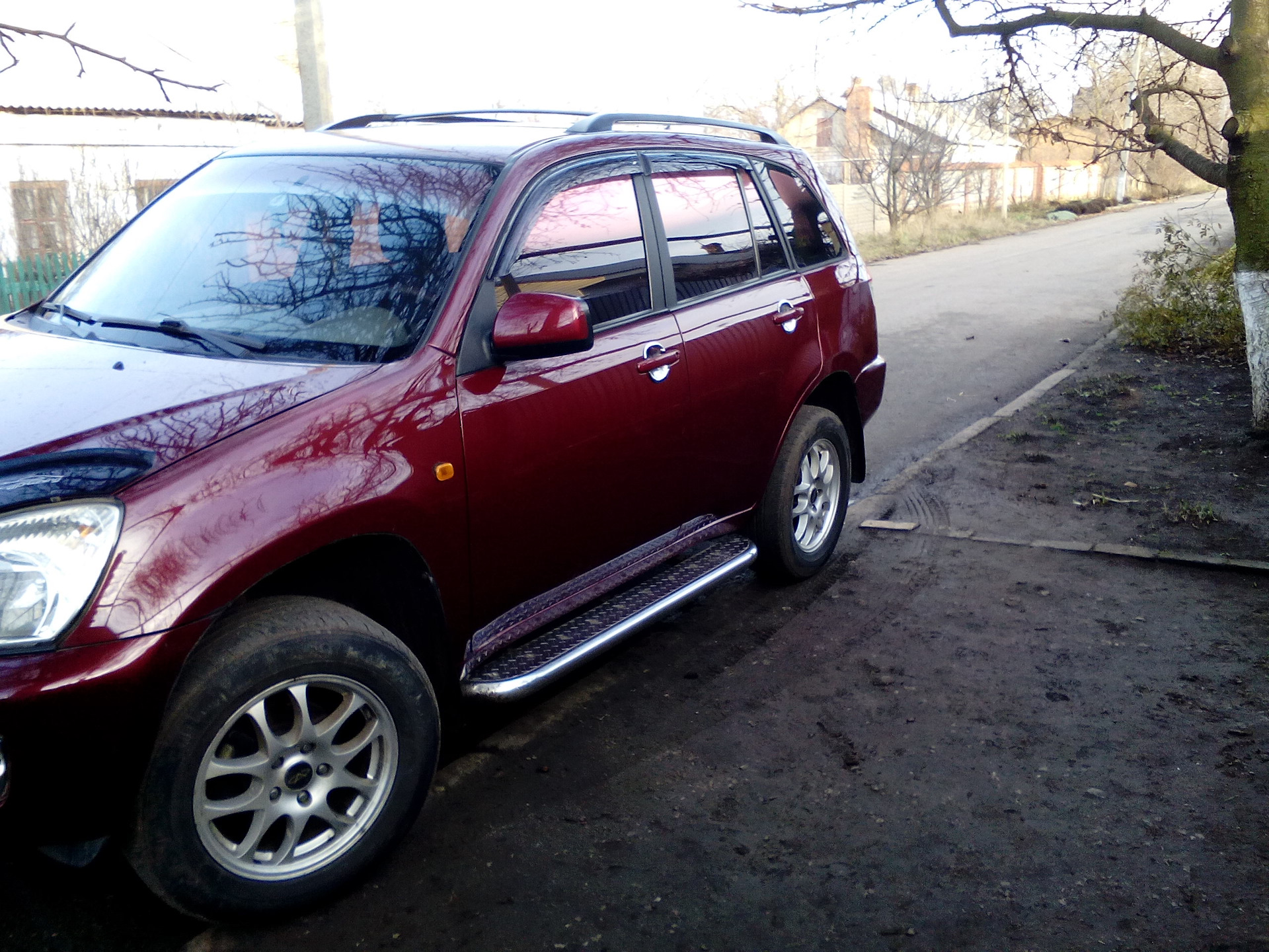 Chery tiggo красная. Черри Тиго с красной полоской под бампером.