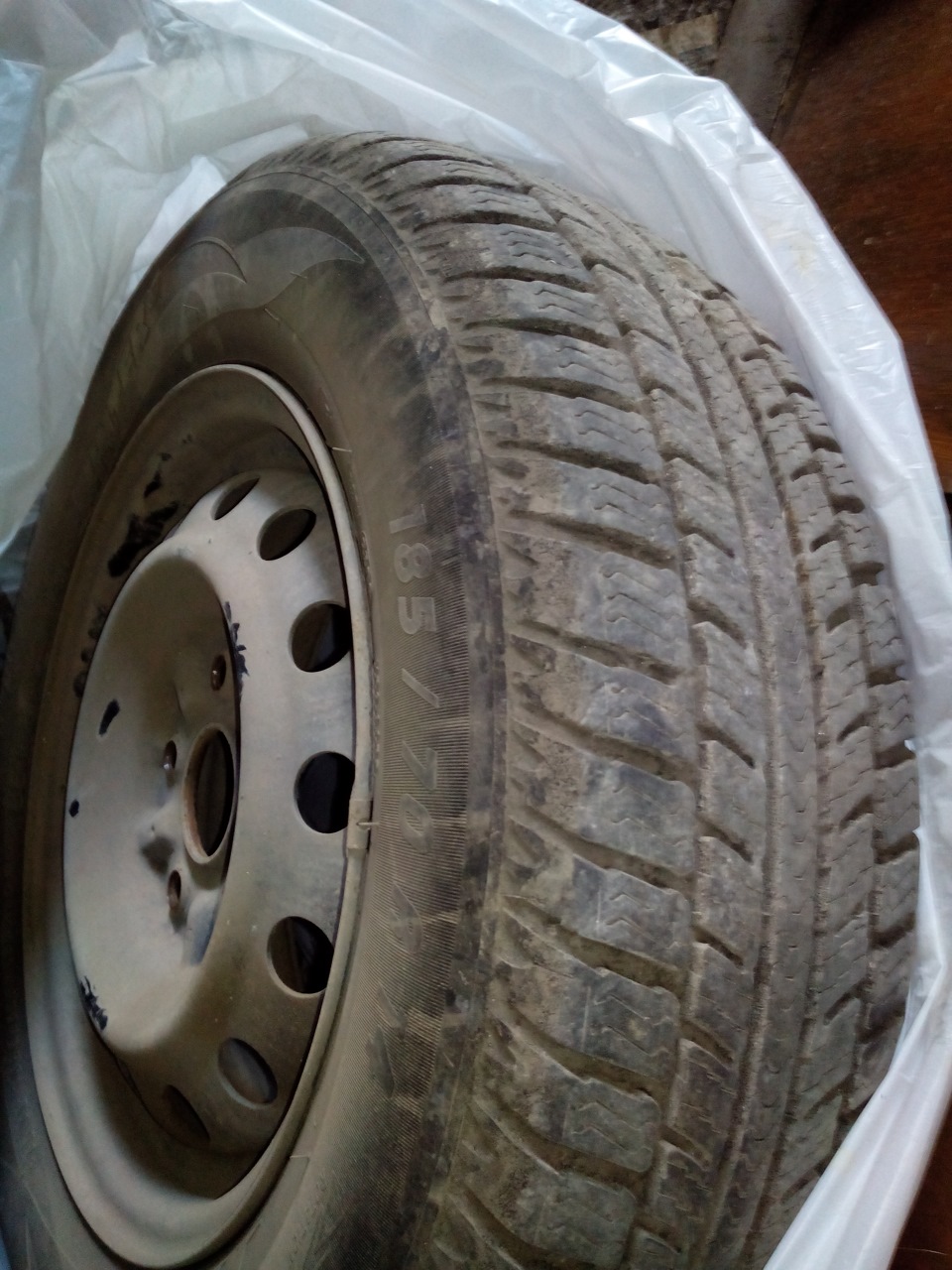 Резина Зимняя Bridgestone Blizzak WS-60 185/70 R14 и еще 2 балона ...
