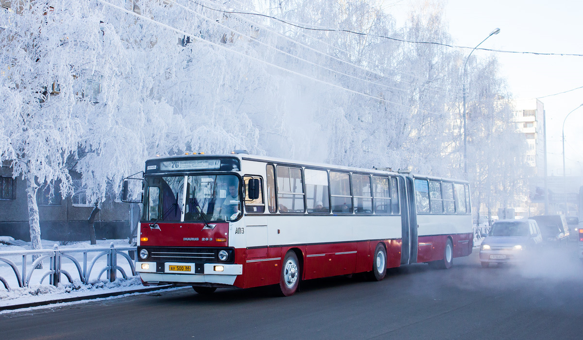 24 автобус екатеринбург. Автобус Икарус Екатеринбург. Автобусы Икарус в Свердловске. Икарус автобус гармошка в Екатеринбурге. Автобус Икарус зимой.