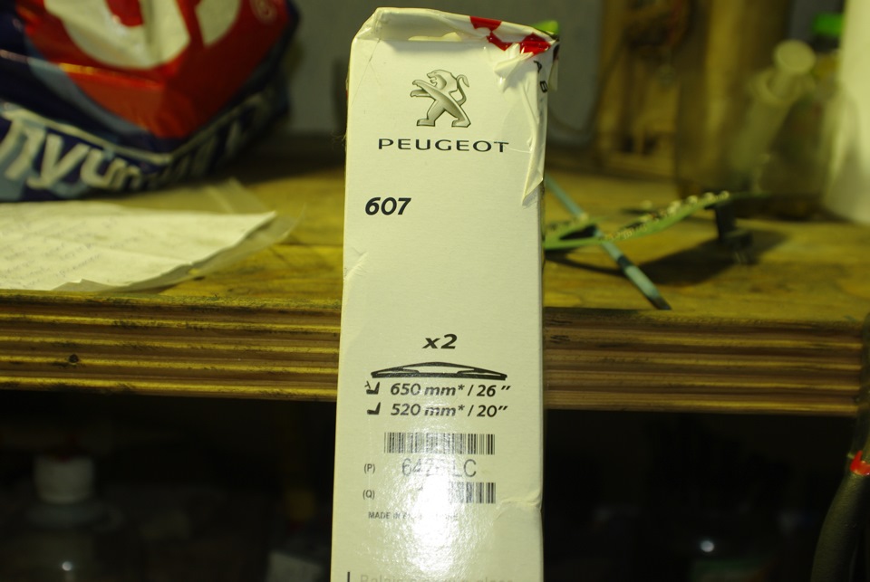 Еще на днях переклеили мне лобовое стекло, т.к. родное было с трещинами и затертое. Новому стеклу новые дворники ! ))) На самом деле просто старые уже не справлялись со своей задачей. — Peugeot 607