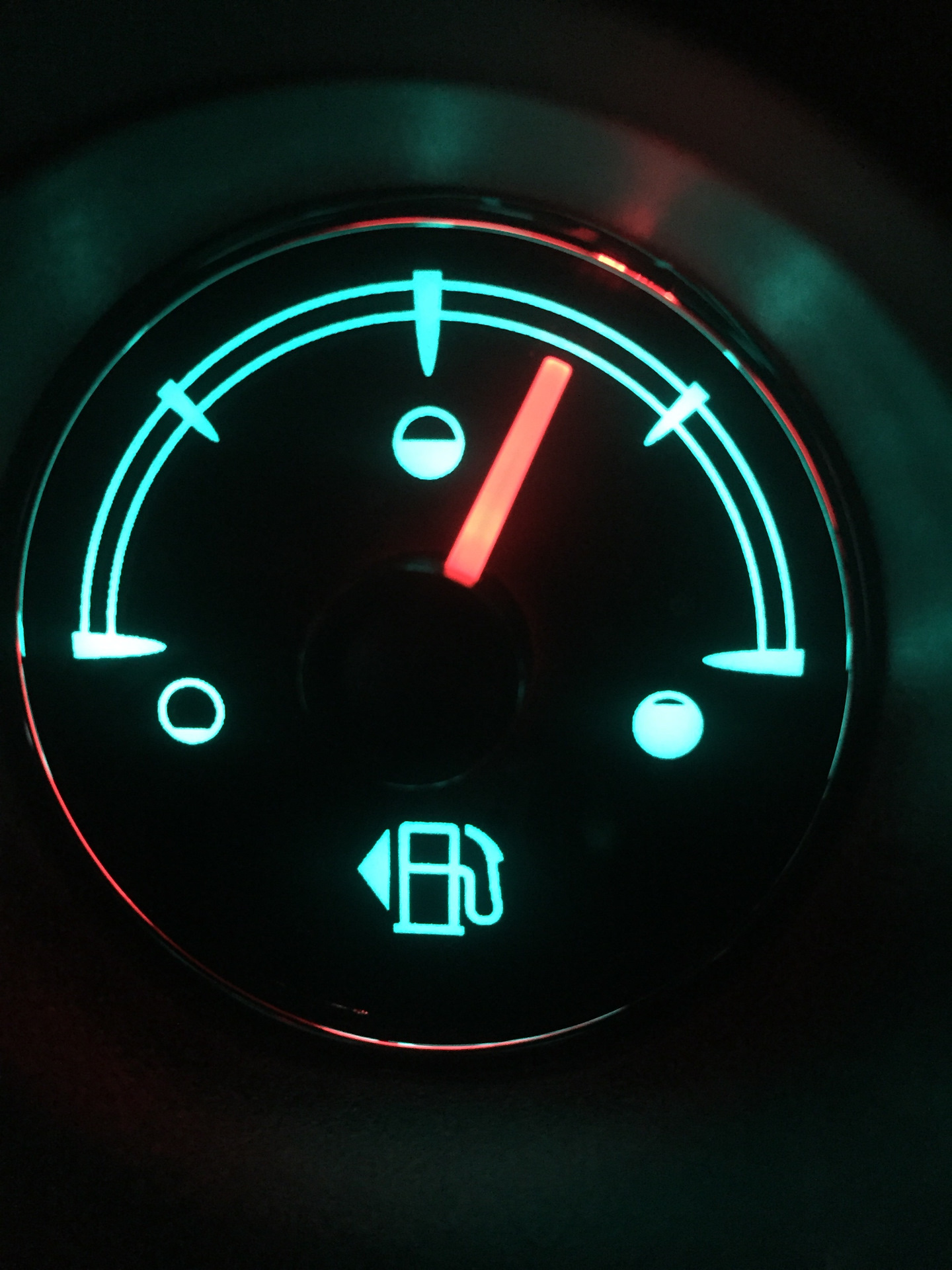 Значок бензина в машине