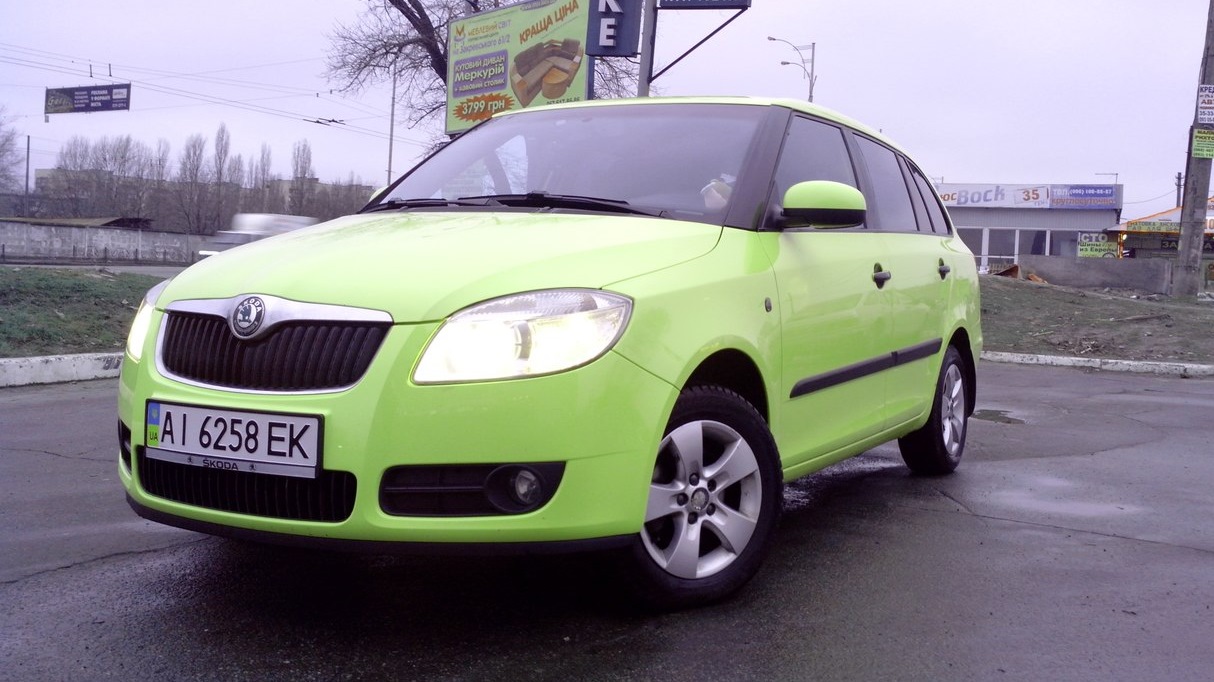 Шкода в крыму. Skoda Fabia Комби желтая. Fabia Combi mk2. Шкода Фабия 1 жёлтая. Skoda Fabia 2002.