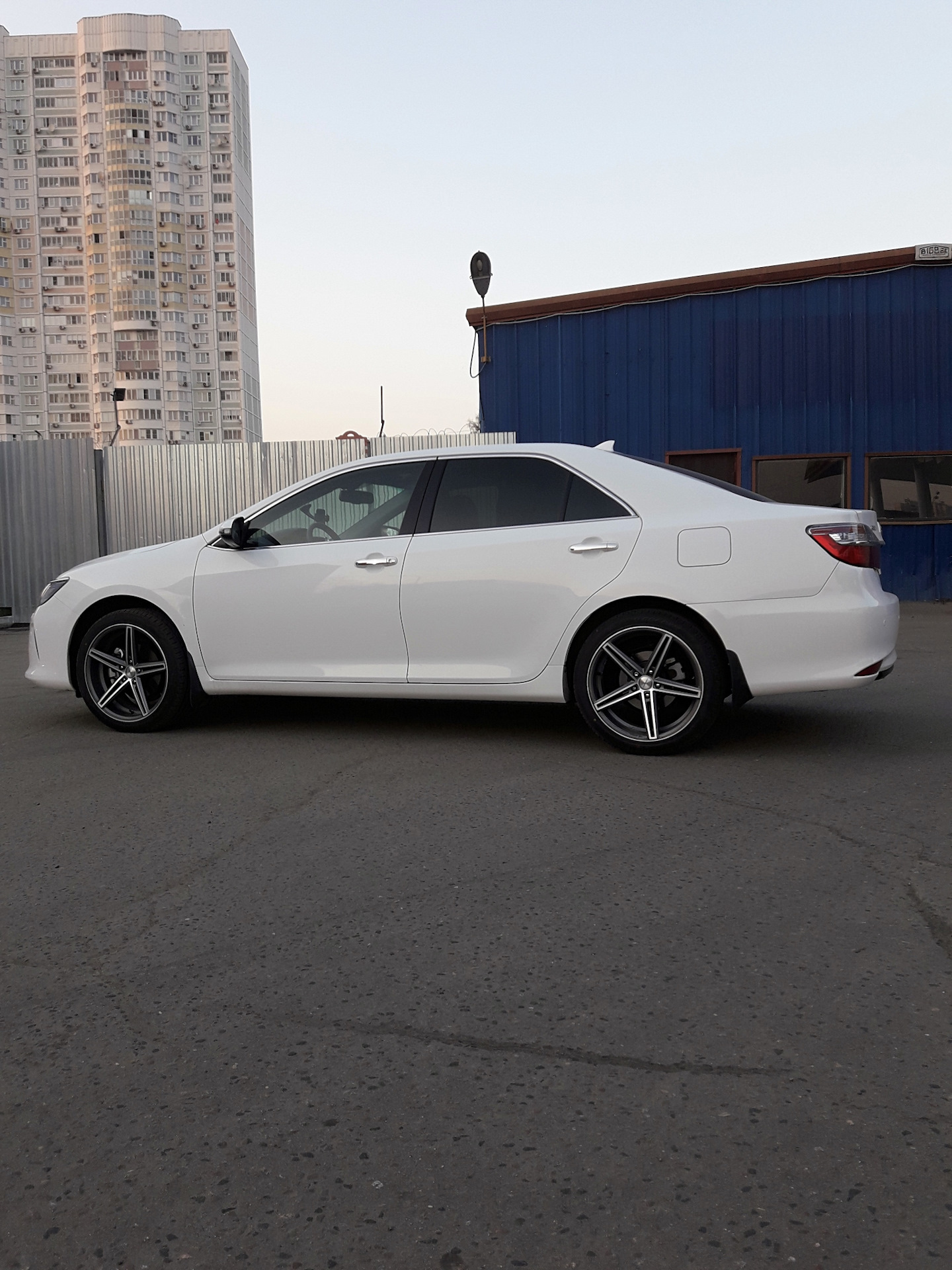 Toyota camry v40 r20 vossen. Camry 50 r19 белая. тойота камри 50 на воссенах r19. Camry 50 r19 белая. белая камри 55 r18.