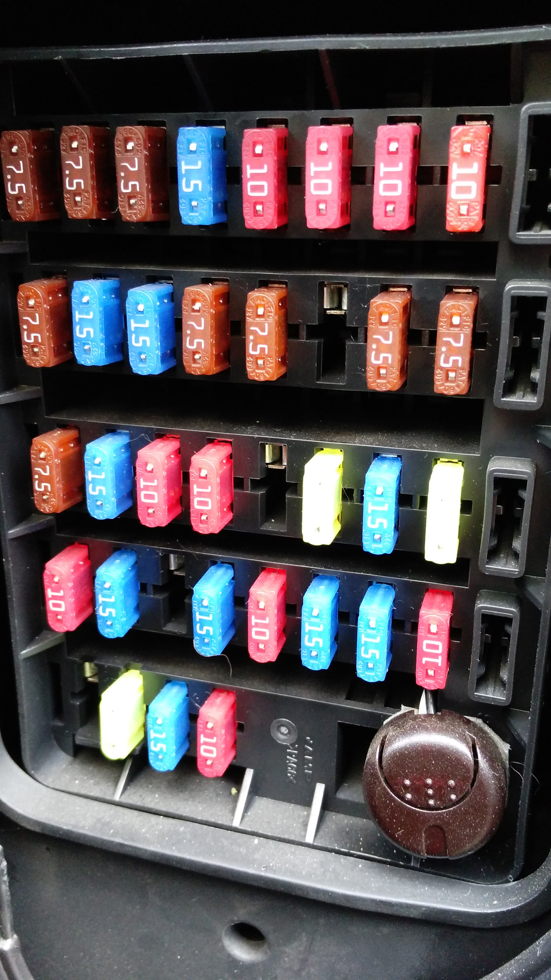 Предохранитель омывателя стекол ssangyong kyron. Санг ёнг кайрон предохранители. 3. Актион предохранитель прикуривателя. Актион предохранитель прикуривателя.