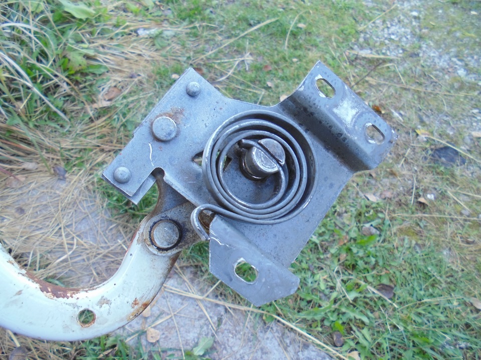 Если не держится крышка багажника в открытом положении — Москвич 2140 ...