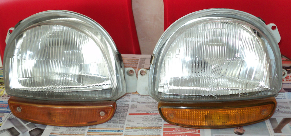 Даже после продувки феном правая фара мутнее — Renault Twingo I