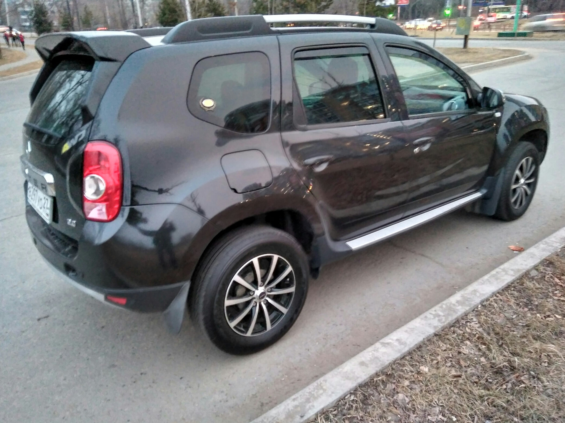 Диски дастер оригинал. Литые диски r16 Renault Duster. Диски на Дастер 16. Диски Рено Дастер 16. Диски на Рено Дастер r16 литые.