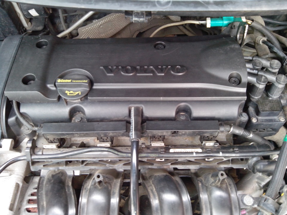 Двигатель автомобиля шанс. Форд Фиеста крышка для двигателя. Крышка двигателя Fiesta mk6. Ford Fiesta крышка двигателя. Крышка двигателя Форд Фиеста 1.4 2011.