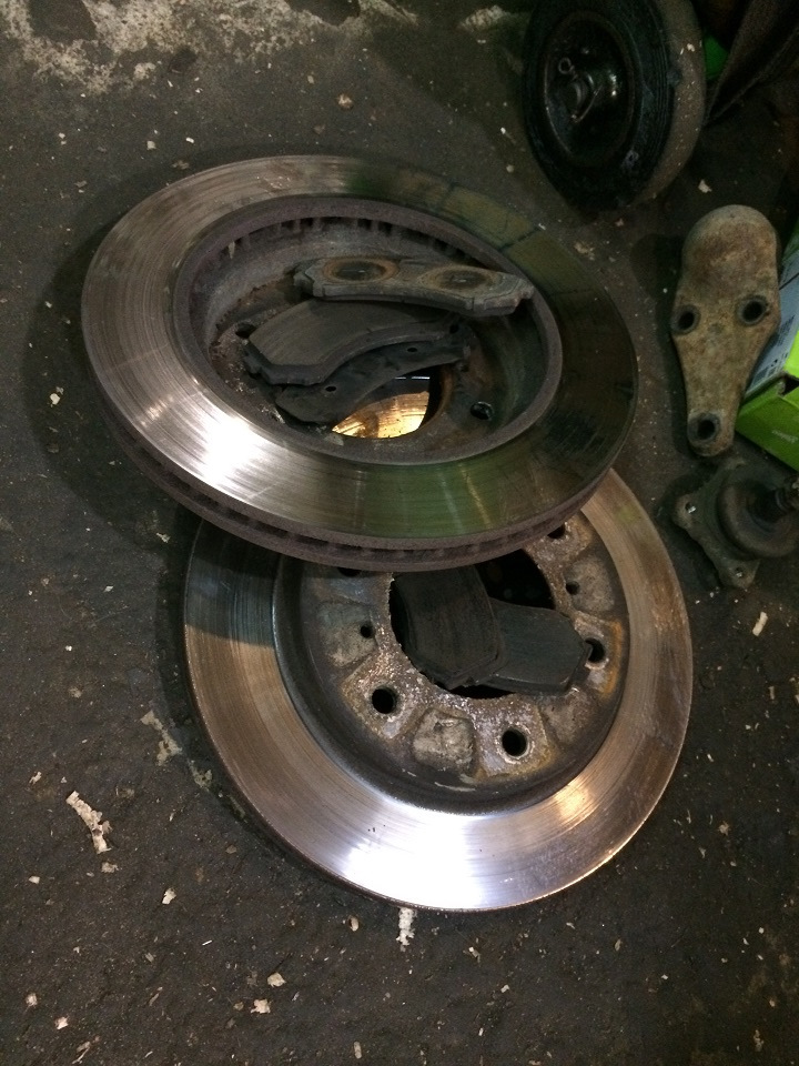 Старые диски и колодки — Mitsubishi Pajero (3G)