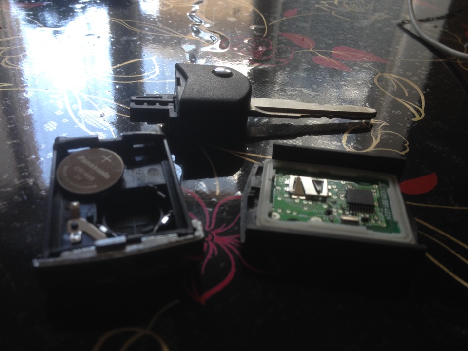 Замена батарейки в выкидном ключе — Mazda 6 (2G), 1,8 л, 2011 года ...