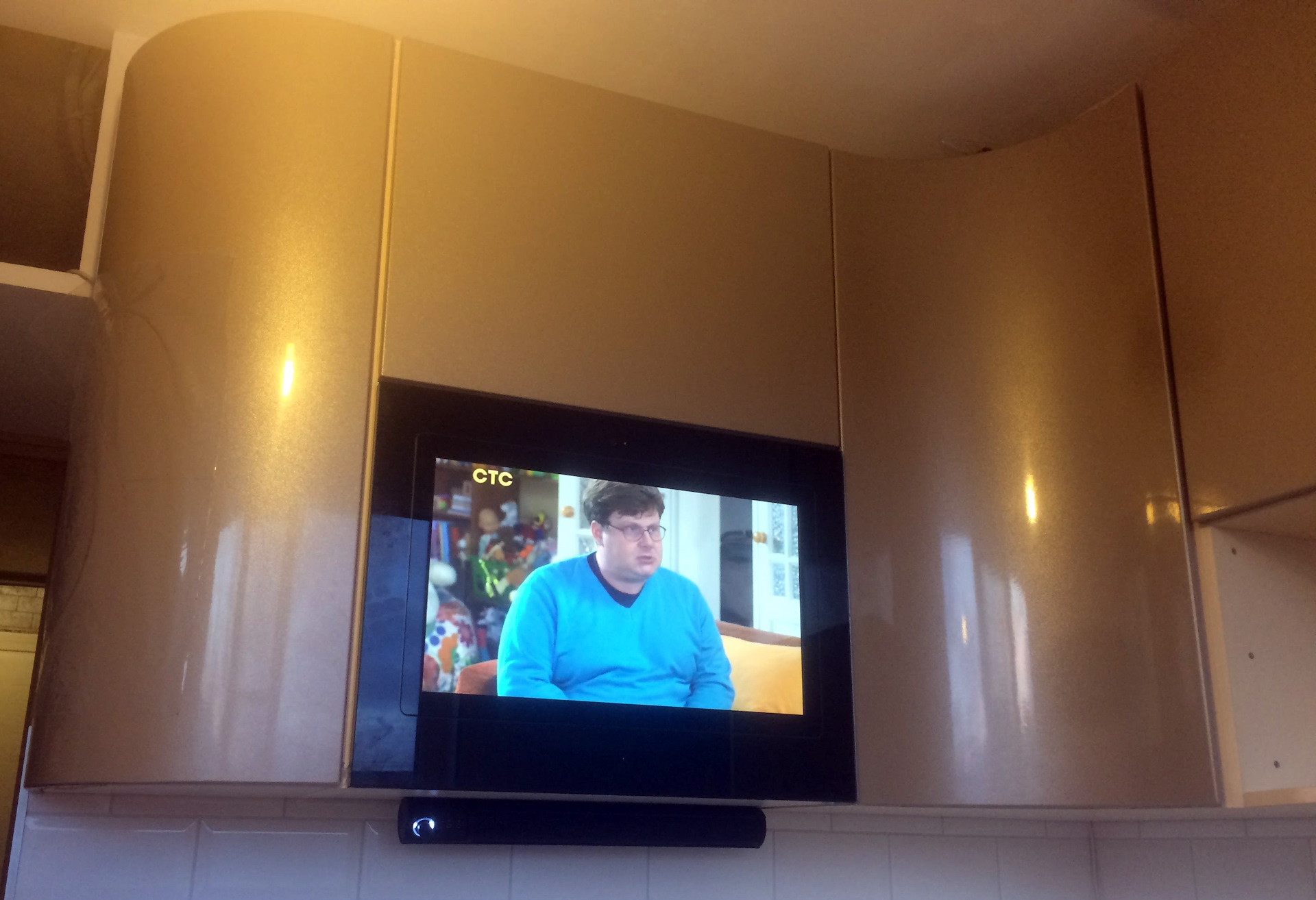 Встроенные телевизоры для кухни. Встроенный телевизор Электролюкс. Телевизор встроенный в кухню. Плоский телевизор на кухню.