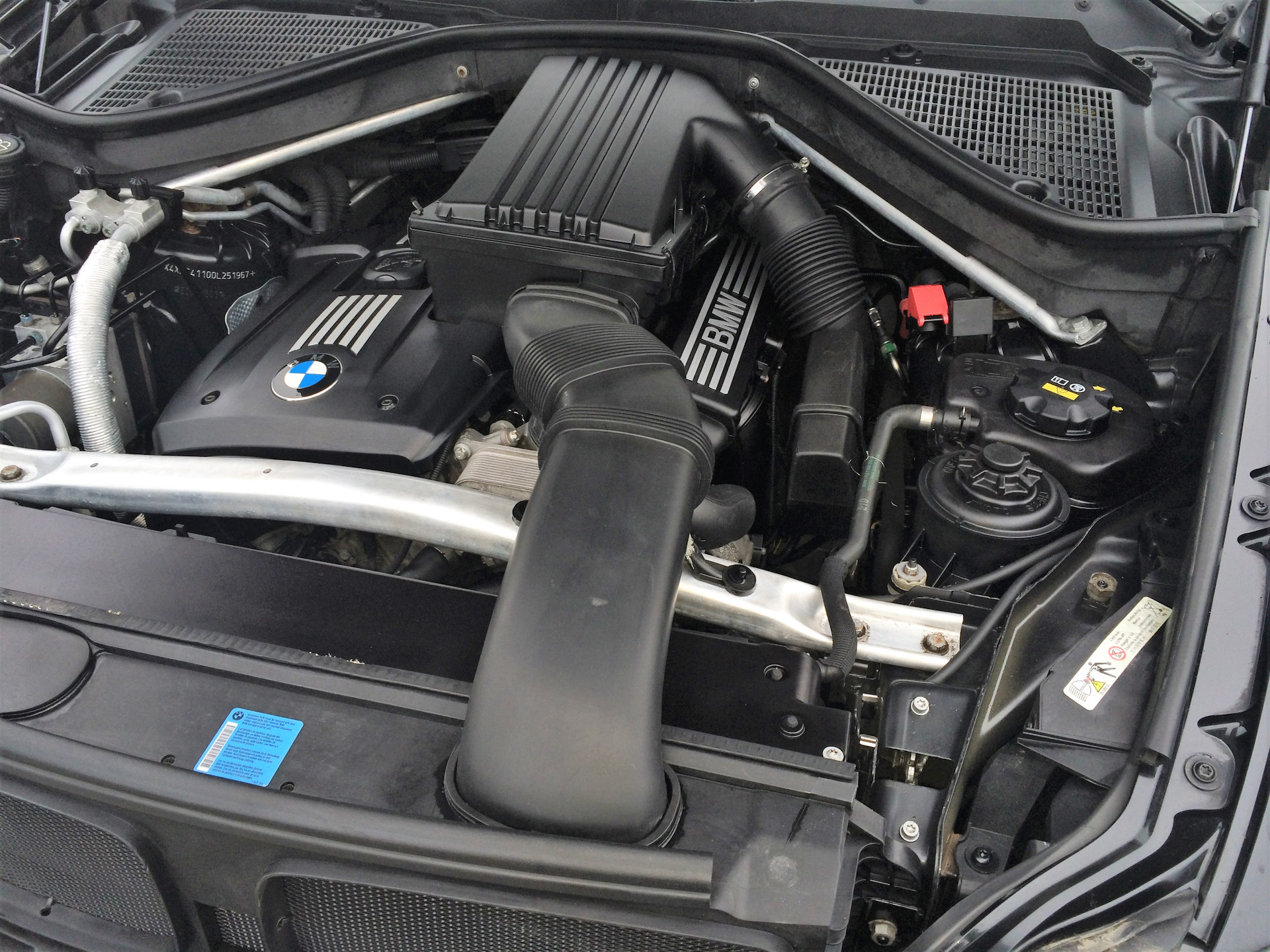 Х5 3 литра дизель. BMW x3 f25 3,5 двигатель n55. БМВ х3 под капотом. Подкапотное пространство BMW e70. Прикурить BMW x5 e70.