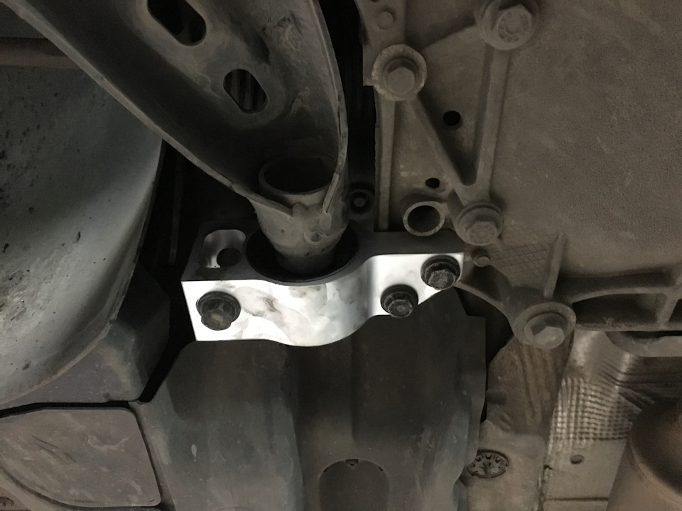 Втулка заднего сайлентблока переднего рычага. - Volkswagen Passat B7, 1,4 л, 201