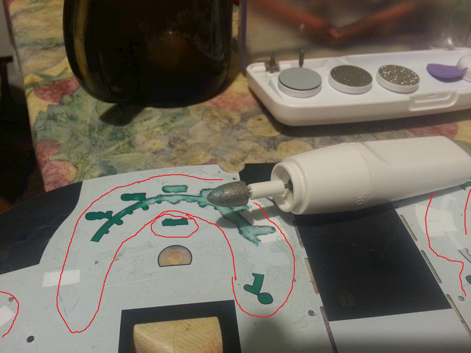 Вначале попытался аккуратно стереть приблудой для обработки ногтей из набора жены — УАЗ Patriot