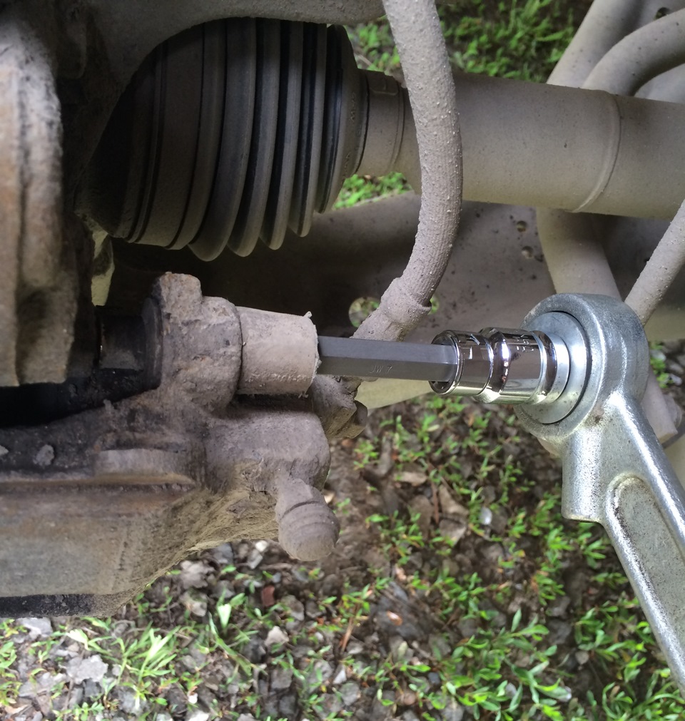 … и шестигранником на 7 выкрутить верхний направляющий палец. Аналогичную операцию провести с нижним направляющим пальцем. — Skoda Octavia A5 Mk2