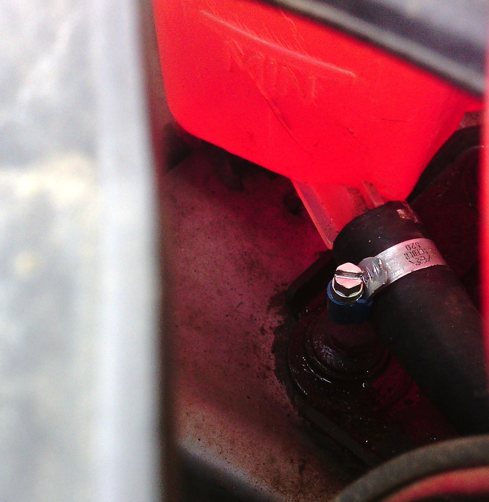 Потек расширительный бачок — Ford Fusion, 1,4 л, 2006 года | поломка ...