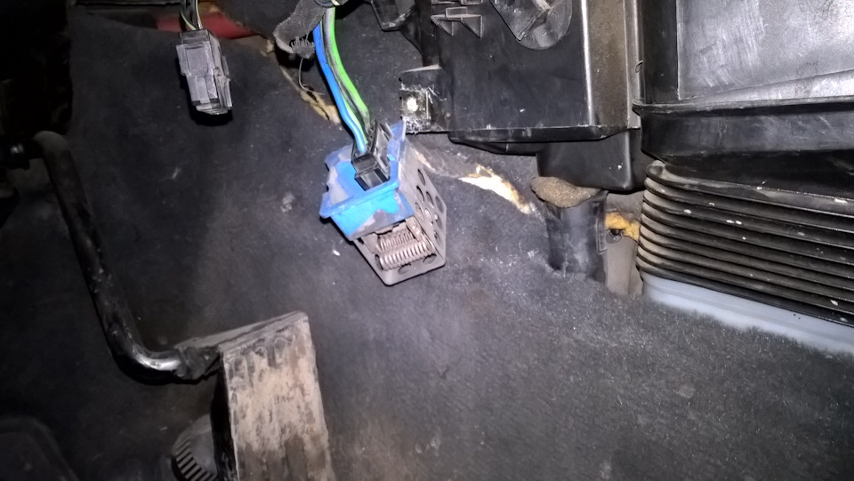 Заменил резистор печки — BMW 5 series (E34), 2,5 л, 1995 года | своими ...