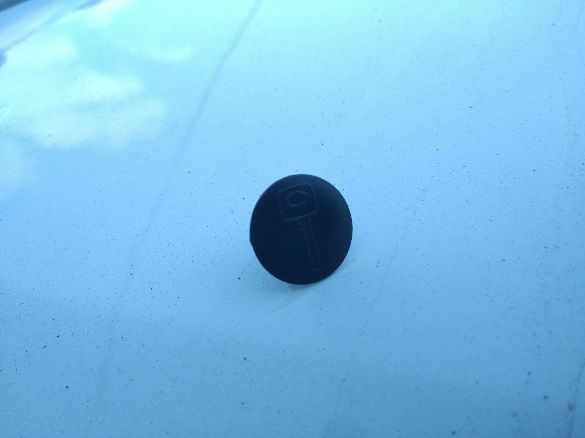 Заглушка днища рено дастер дизель. Заглушки рено дастер 2. Заглушка дастер. Заглушка двери рено дастер 2920. Заглушка замка двери багажника рено дастер.