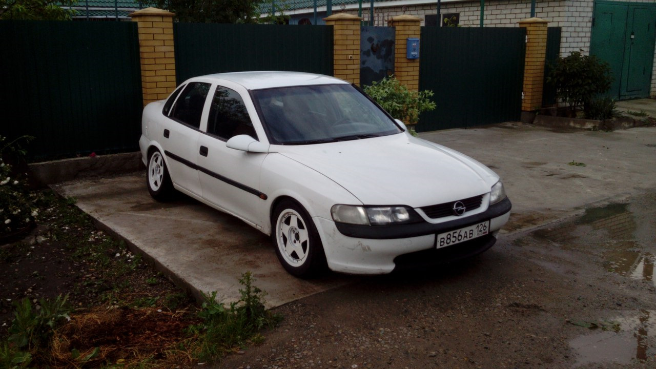 Авито опель вектра б. Opel Vectra b белая. Opel Vectra 1996 1.8. Опель Вектра б белый. Опель Вектра б 2000 белый.