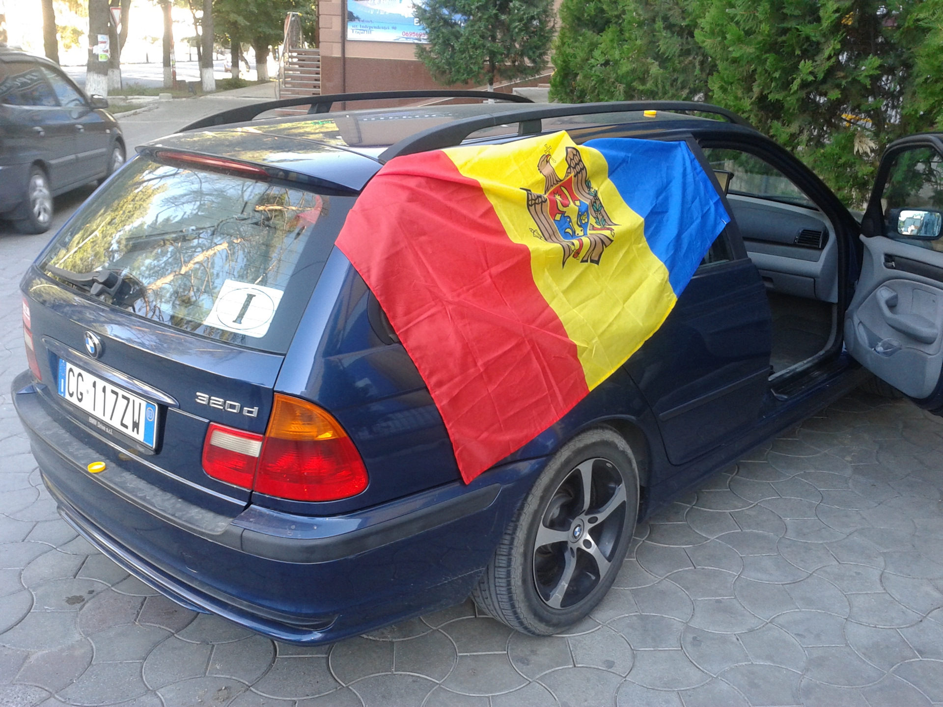 Кишинев автомобиле. Молдавия машины. Автомобили в Молдавии. Молдавские машины. Флаг Молдавии в машину.