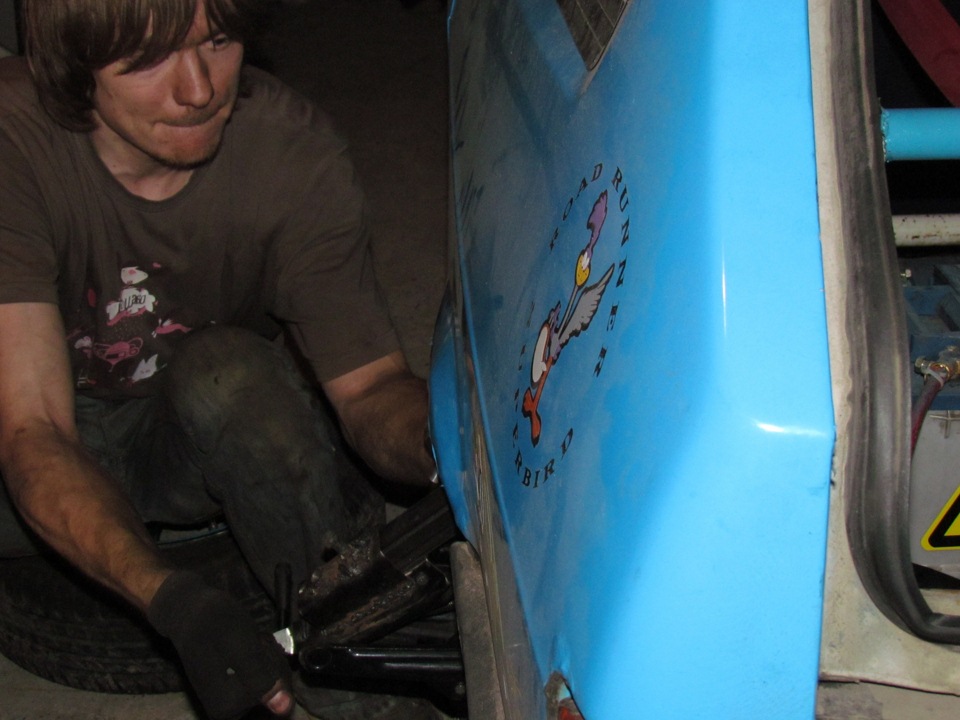 Если на моей мы закатали кромку, то на Максовой РЕАЛЬНО раскатали арки в ширь — BMW 3 series (E46)