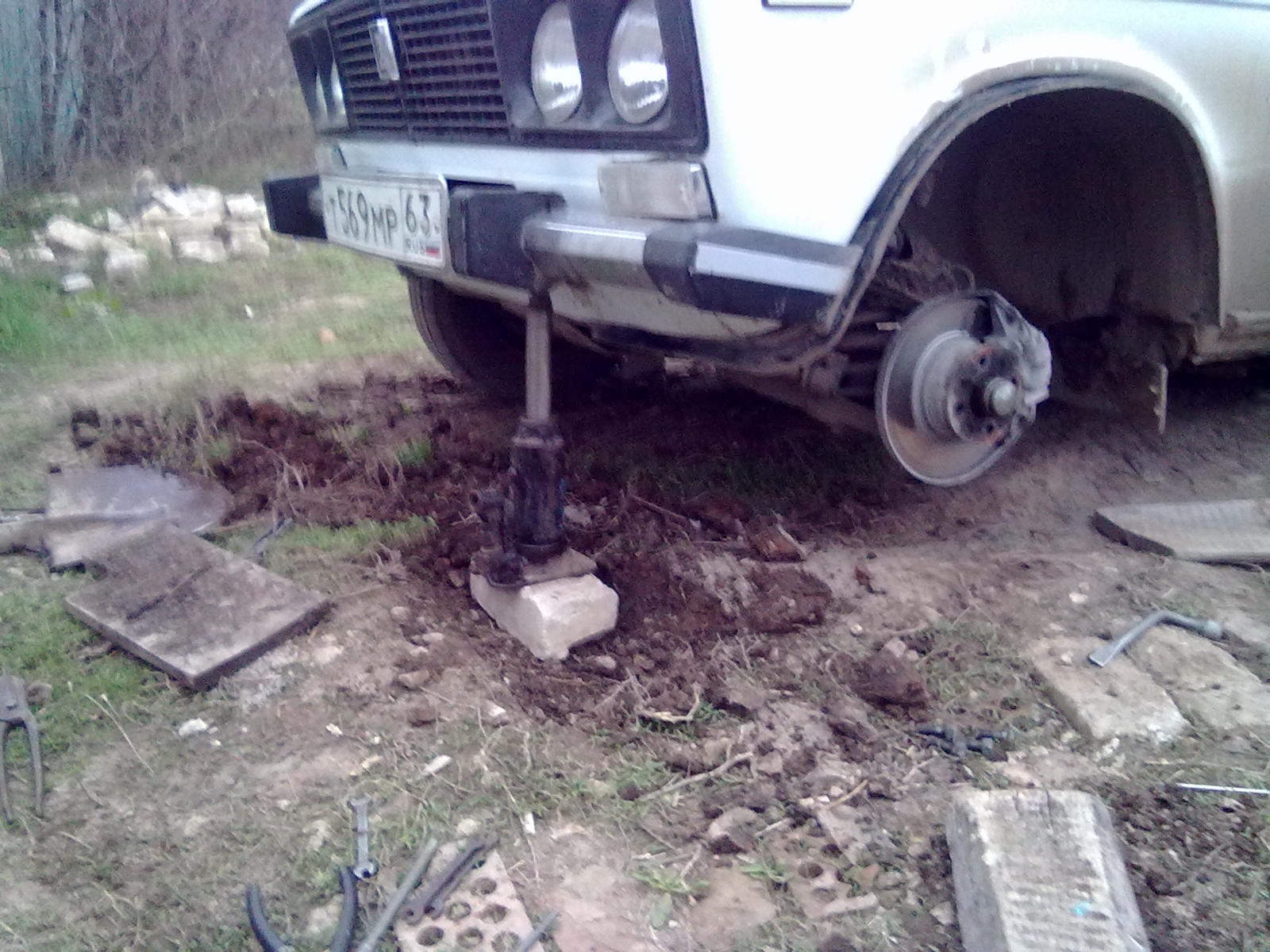 Чуть не слетел с эстакады, провалился на домкрате, неудачник дня))) — Lada  2106, 1,6 л, 1998 года | прикол | DRIVE2