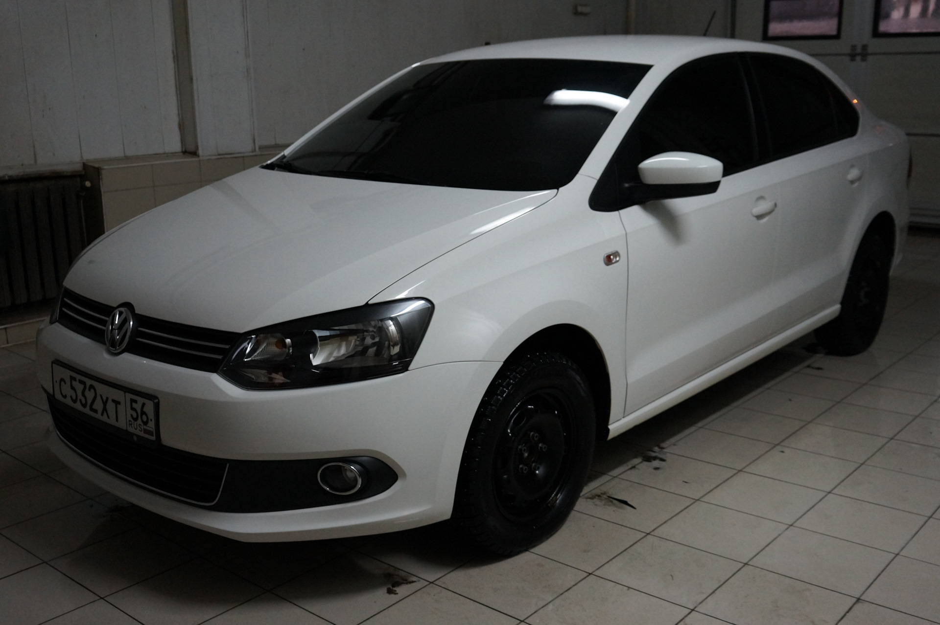 Volkswagen Polo белый металлик