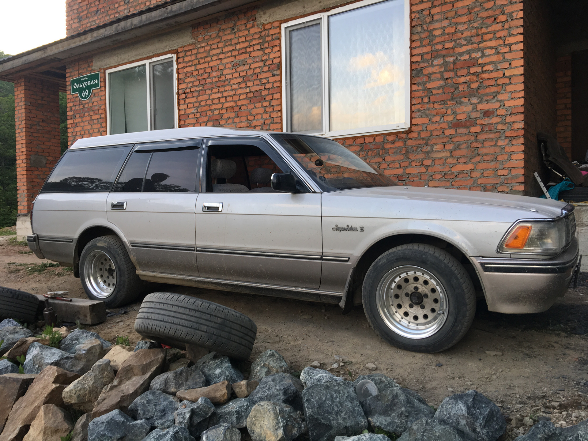 toyota crown s130 wagon