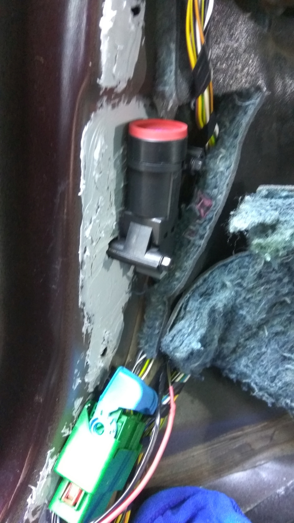 Вода под водительским ковриком и задним левым пассажирским. — Ford ...