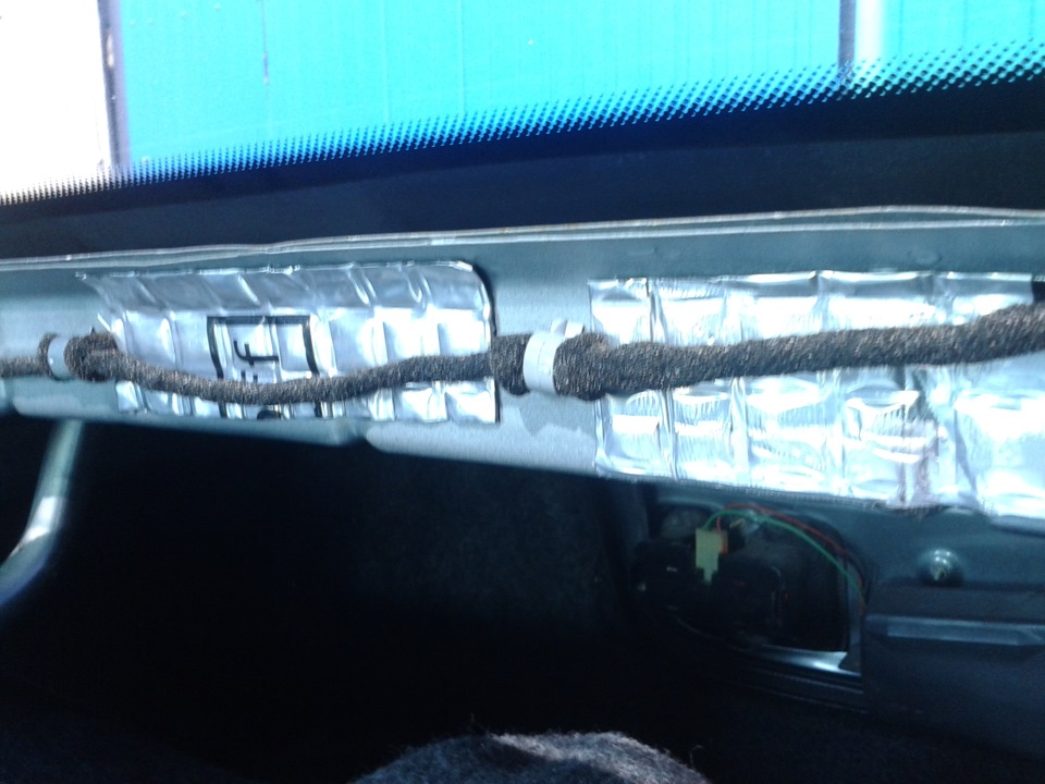 Задние амортизаторы Астон & Шумофф багажника — Lada 21104, 1,6 л, 2007 ...