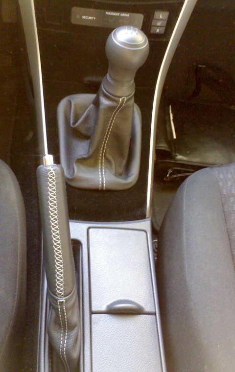 Handbrake handle padding in leather - Toyota Corolla 16 L 2007