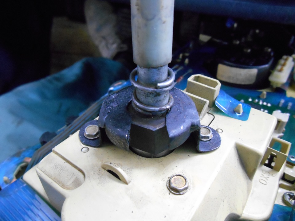 ремонт троса спидометра. — Audi 100 (C3), 2,3 л, 1984 года | своими ...