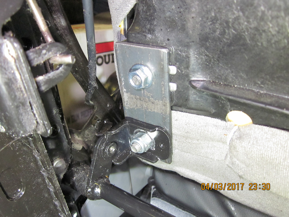 Заднее правое (по ходу движения) удлинённое крепление подушки к каркасу. — Daewoo Gentra