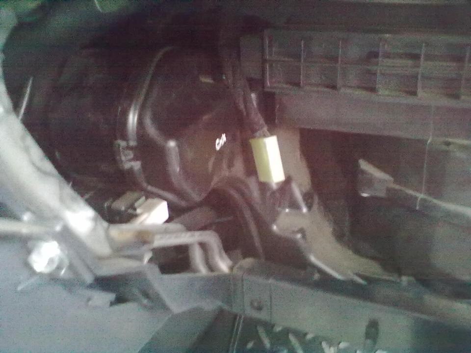 Гонит теплый воздух. Elantra 2008 привод отопителя. Hyundai Elantra 3 заслонки печки. Elantra j4 заслонка печки. Воздуховоды печки Хендай Терракан.