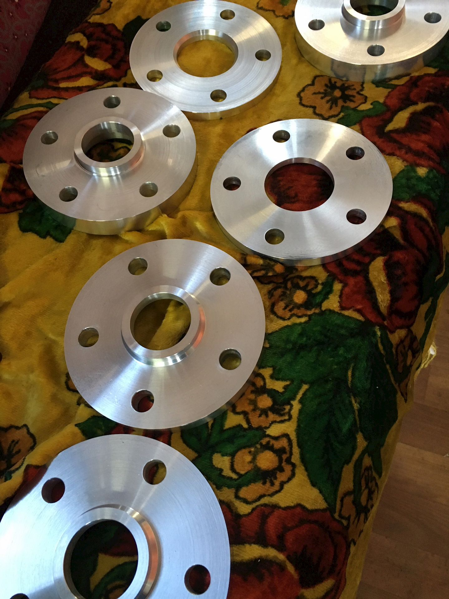 Проставки на колеса митсубиси паджеро 2. Проставки ступичные на киа сид 1. Проставки инфинити q50. Проставки на колеса форд фокус 2 на колесах. Проставки 10мм на задние колеса мазда 6gh.