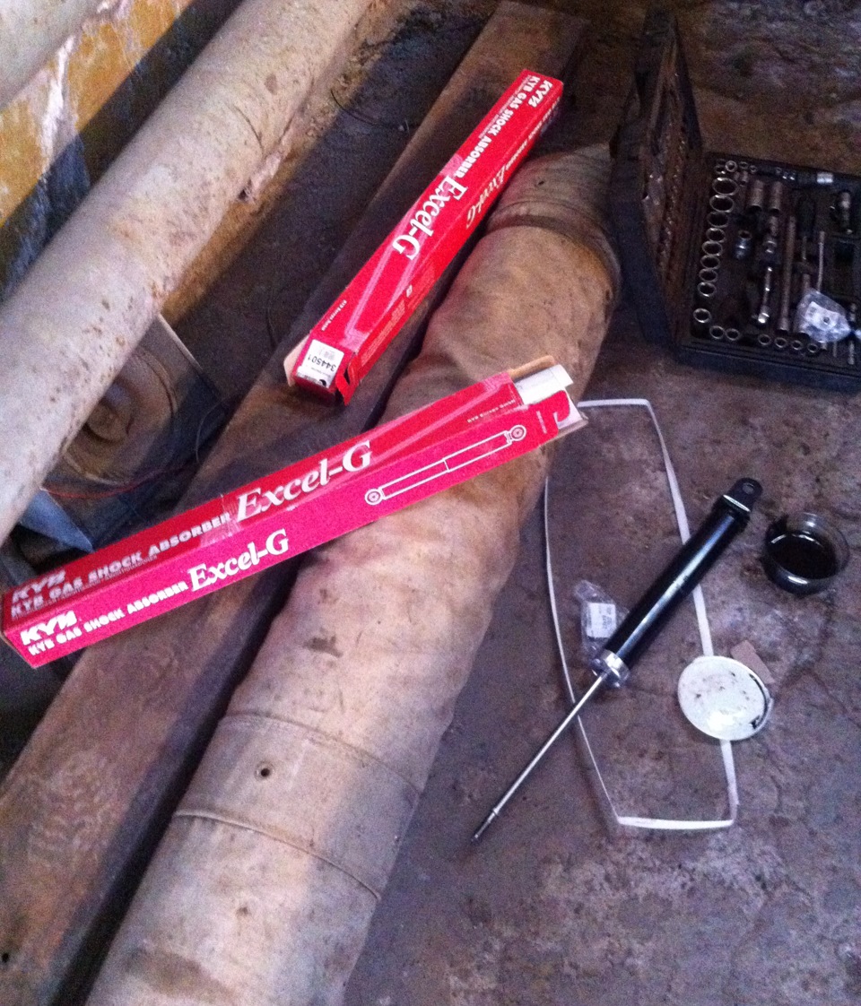 Замена задних амортизаторов — KIA Magentis III, 2 л, 2010 года | своими ...