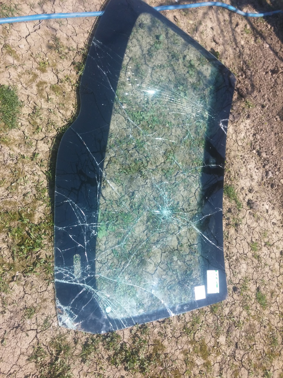 все подготовили к установке лобового стекла, позвонили мне чтоб привез стекло, хотел отвезти, но произошло то о чем я боялся больше всего, как вы видите секло я разбил хорошо хоть одно, что оно российское, жалко было бы если оно было оригинальным, в тот же день поехал оплатил заказал новое стекло, установку пришлось откладывать на неделю — Mercedes-Benz S-Class (W140)