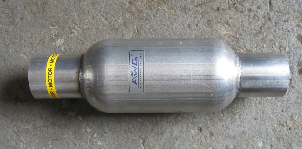 Резонатор или пламегаситель в чем разница. 2f80e52s 960. Резонатор или пламегаситель в чем разница фото. Резонатор или пламегаситель в чем разница-2f80e52s 960. картинка Резонатор или пламегаситель в чем разница. картинка 2f80e52s 960. все эти типы деталей делятся на обычные, полупрямоточные и прямоточные. думаю разницу пояснять не надо.я коснусь вопроса прямоточных, почему именно их? наши движки не такие уж и шумные, но недостаток коллекторов есть, отсутствует резонатор (его роль заменяет катализатор), но хочется минимум шума и максимум комофорта.чем плохо прогорание выхлопной? потерей вакума и подсосом воздуха в систему. не секрет, когда мы отпускаем ногу с педали газа, резко падает объем выхлопных газов (ВГ), что приводит к эффекту обатной волны, ВГ начинает втягивать обратно. если есть воздух — много тянет, что очень плохо сказывается на тяге. и не приятный шум и рев, при разгазовке (обратный эффект).пламегасители и резонаторы почти не имеют отличий — в первых более плотная и качественная набивка, обычная базальтовая мимниральная вата, и специальный рисунок из отверстий, на внутреннем патрубке. поскольку у нас турбина, за ней есть смысл ставить резонатор. в моем случае прямоточный коротыш, который поглотит и притушит вибрацию и бас. Резонатор или пламегаситель в чем разница. 2f80e52s 960. Резонатор или пламегаситель в чем разница фото. Резонатор или пламегаситель в чем разница-2f80e52s 960. картинка Резонатор или пламегаситель в чем разница. картинка 2f80e52s 960. все эти типы деталей делятся на обычные, полупрямоточные и прямоточные. думаю разницу пояснять не надо.я коснусь вопроса прямоточных, почему именно их? наши движки не такие уж и шумные, но недостаток коллекторов есть, отсутствует резонатор (его роль заменяет катализатор), но хочется минимум шума и максимум комофорта.чем плохо прогорание выхлопной? потерей вакума и подсосом воздуха в систему. не секрет, когда мы отпускаем ногу с педали газа, резко падает объем выхлопных газов (ВГ), что приводит к эффекту обатной волны, ВГ начинает втягивать обратно. если есть воздух — много тянет, что очень плохо сказывается на тяге. и не приятный шум и рев, при разгазовке (обратный эффект).пламегасители и резонаторы почти не имеют отличий — в первых более плотная и качественная набивка, обычная базальтовая мимниральная вата, и специальный рисунок из отверстий, на внутреннем патрубке. поскольку у нас турбина, за ней есть смысл ставить резонатор. в моем случае прямоточный коротыш, который поглотит и притушит вибрацию и бас.