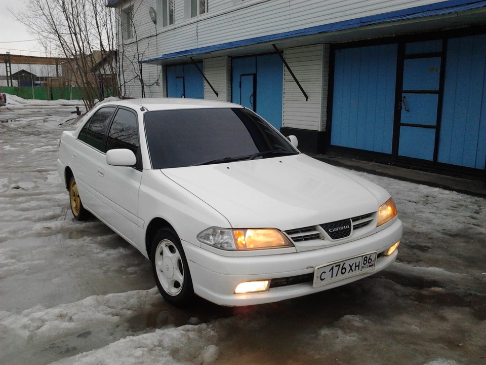 Toyota Carina 2000 белая тонированная