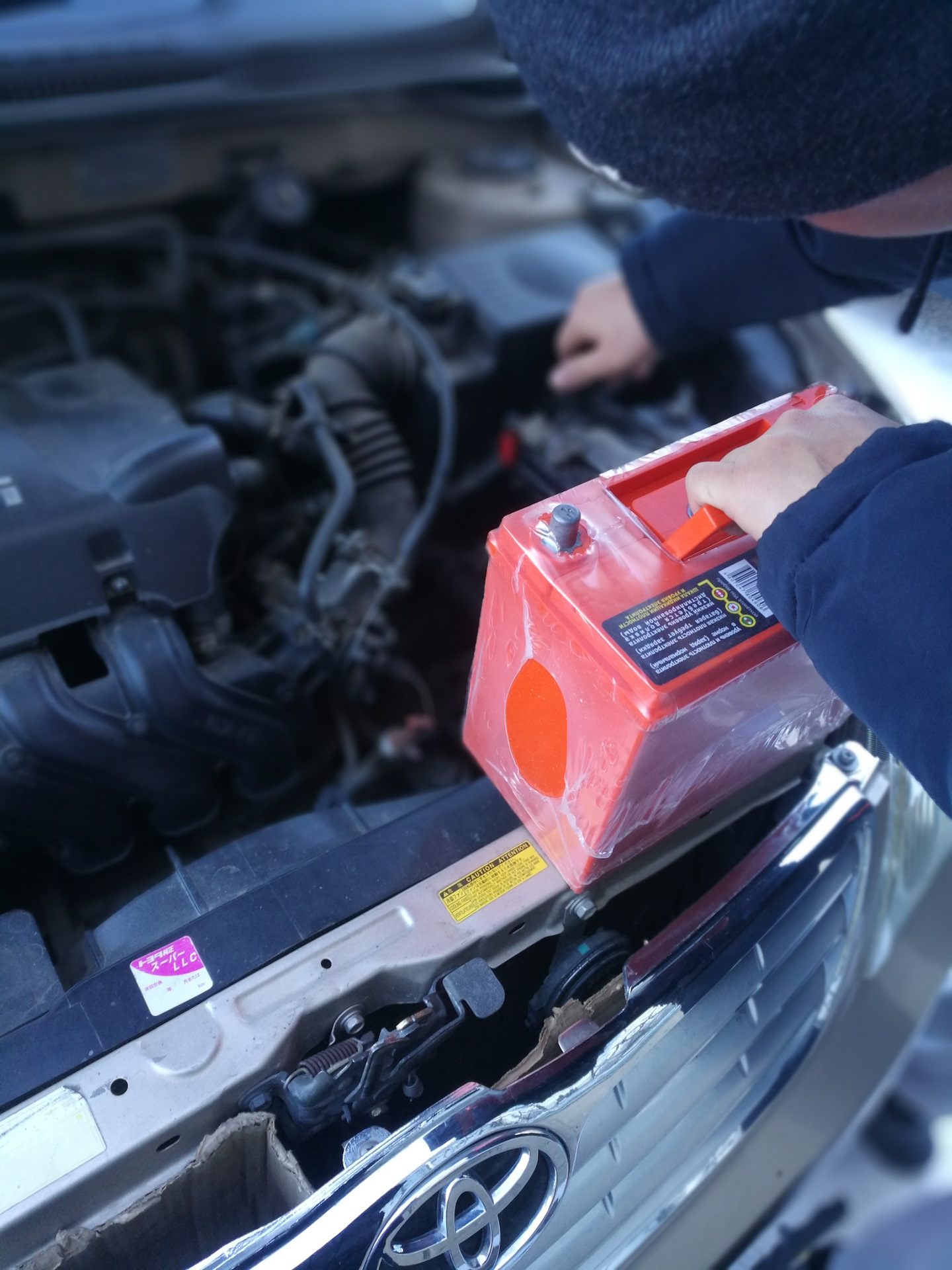 Порядок снятия акб с автомобиля. Replace на аккумуляторе. Carrera 521 заменить аккумулятор. Украл аккумулятор. Replace на аккумуляторе.